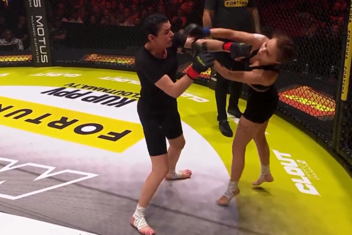 Mãe de 50 anos nocauteia a ex-namorada do filho, de 19 anos, em evento de MMA na Polônia.