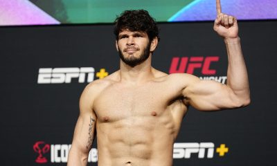 Philipe Lins posa na balança da pesagem do UFC Vegas 80.