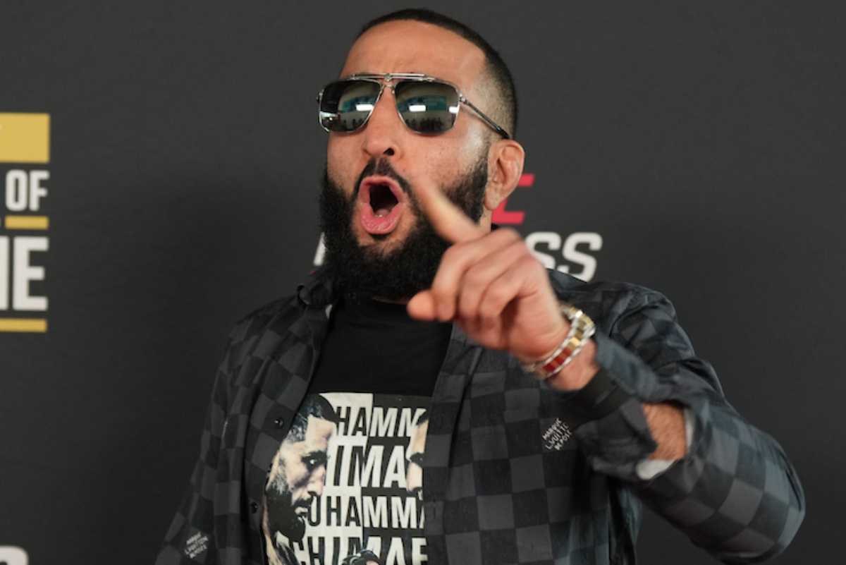 De óculos escuros, Belal Muhammad conversa com a imprensa