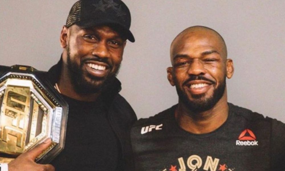 Chandler Jones posa com o cinturão do irmão mais velho, campeão do UFC.
