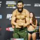 Chimaev tensiona os braços e grita na pesagem do UFC 294