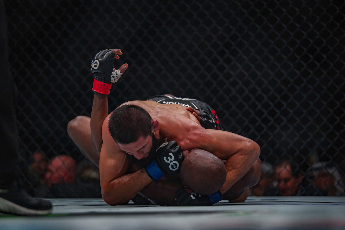 Implacável! Chimaev domina Usman e pede por fim de conflito entre Palestina e Israel