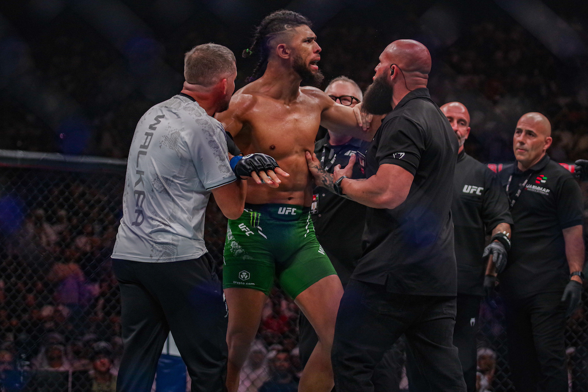 Johnny Walker detalha interrupção polêmica no UFC 294: “Estava bem para lutar”