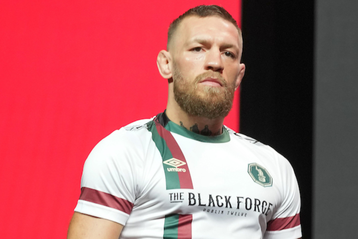 Conor McGregor sobe ao palco para participar de coletiva no UFC