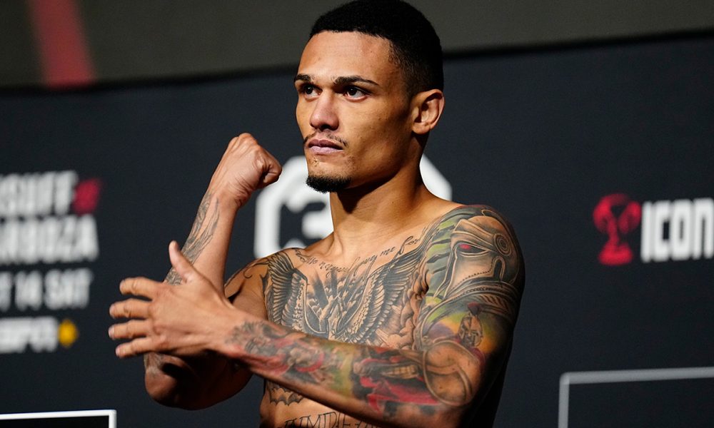 Daniel Lacerda Miojo posa para fotos após bater o peso no UFC Vegas