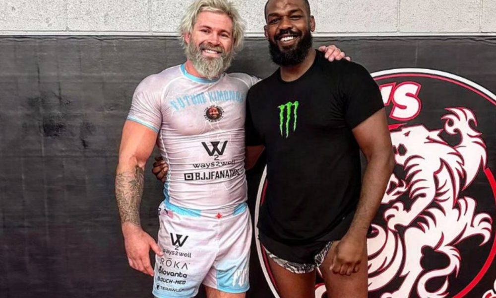 Gordon Ryan e Jon Jones posam lado a lado durante treino