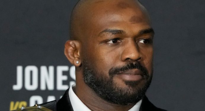 Jon Jones apoia Adesanya por decisão de se afastar das lutas