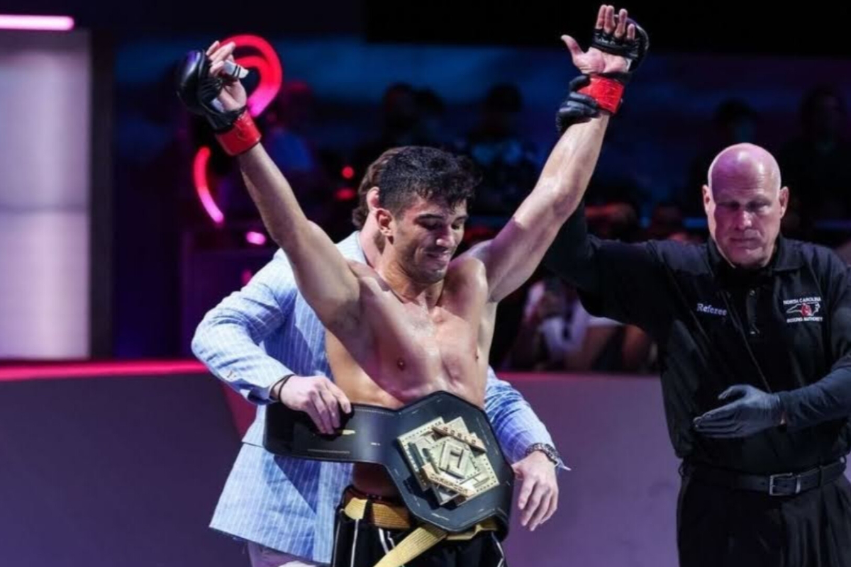 Luiz Rocha recebe o cinturão do Karate Combat