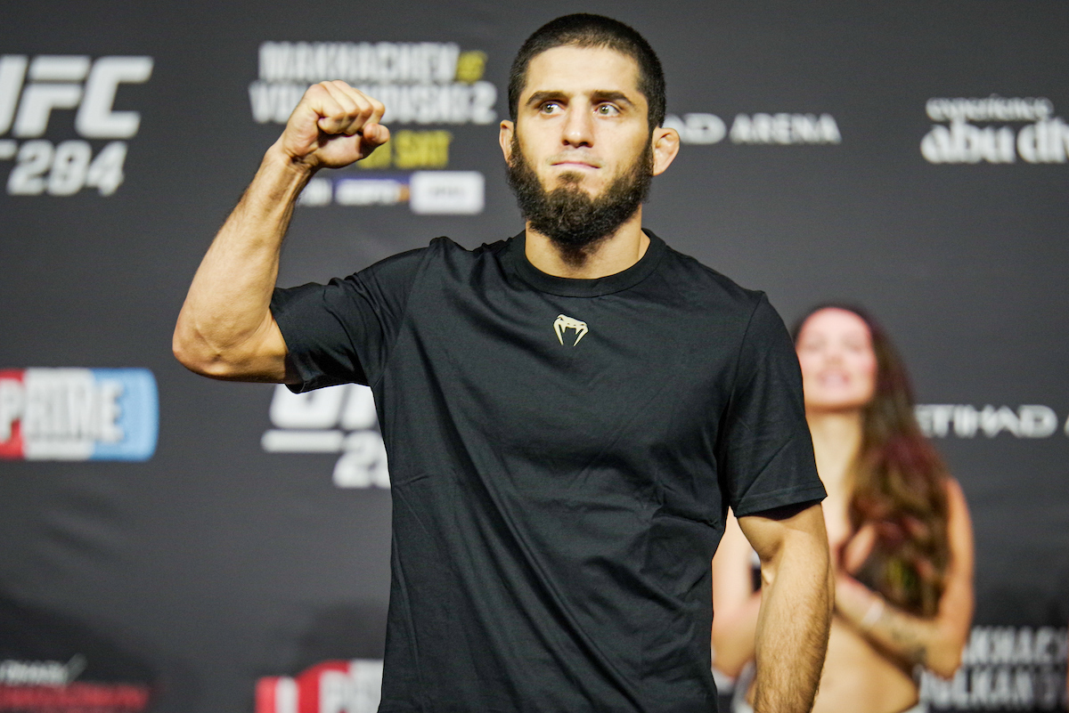 Makhachev ergue o punho na pesagem do UFC 294