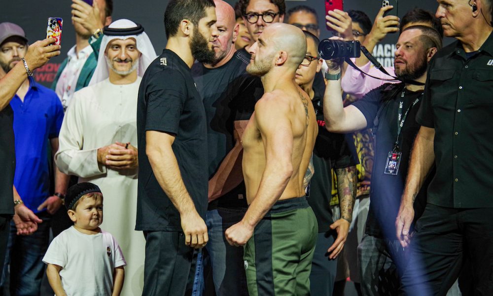 Makhachev e Volkanovski se encaram na pesagem cerimonial