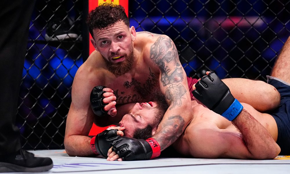 Maurício Ruffy olha para a câmera logo após o árbitro interromper seu duelo no Contender Series