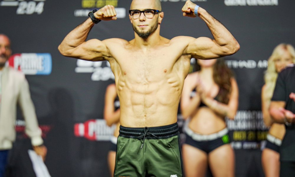 De óculos, Mokaev participa da pesagem cerimonial