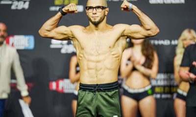 De óculos, Mokaev participa da pesagem cerimonial