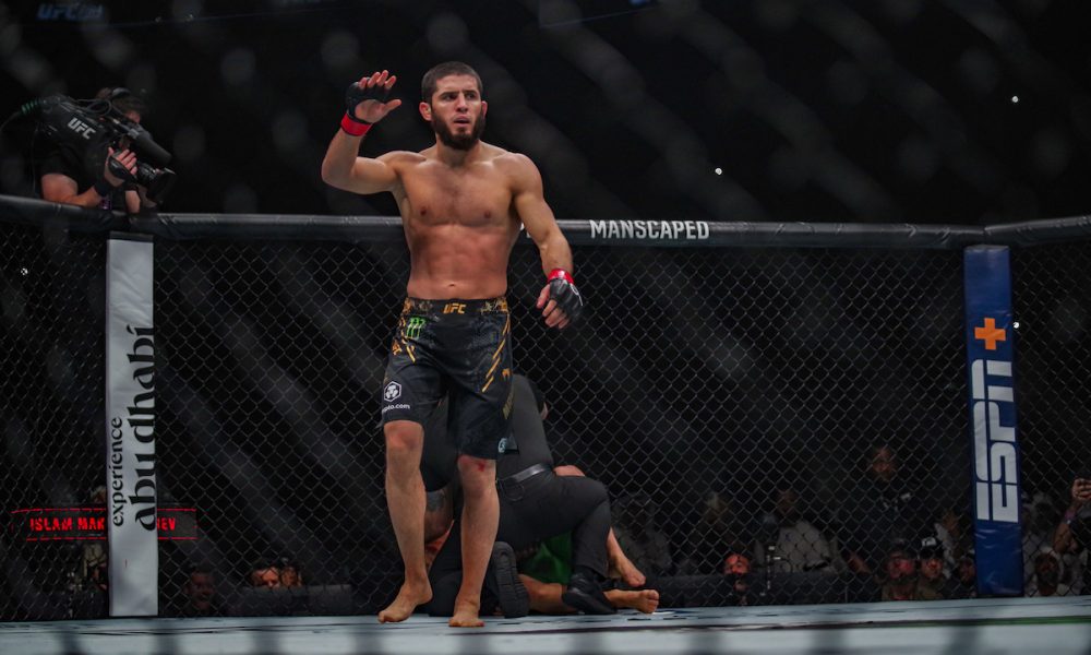 Makhachev comemora vitória sobre Volkanovski no UFC 294