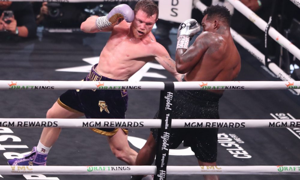 Saul Canelo golpeia o corpo de Jermell Charlo próximo às cordas
