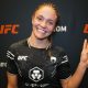 Tainara sorri e posa para foto após vitórias no UFC Vegas 81