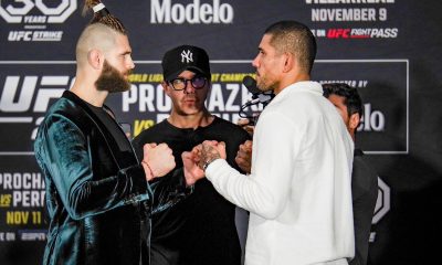 Jiri Prochazka (à esquerda) e Alex Poatan fazem encarada na coletiva de imprensa do UFC 295.