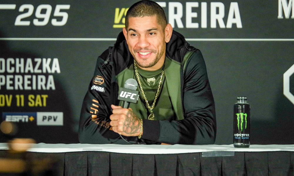 Alex Poatan sorri no media day do UFC 295.