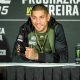 Alex Poatan sorri no media day do UFC 295.