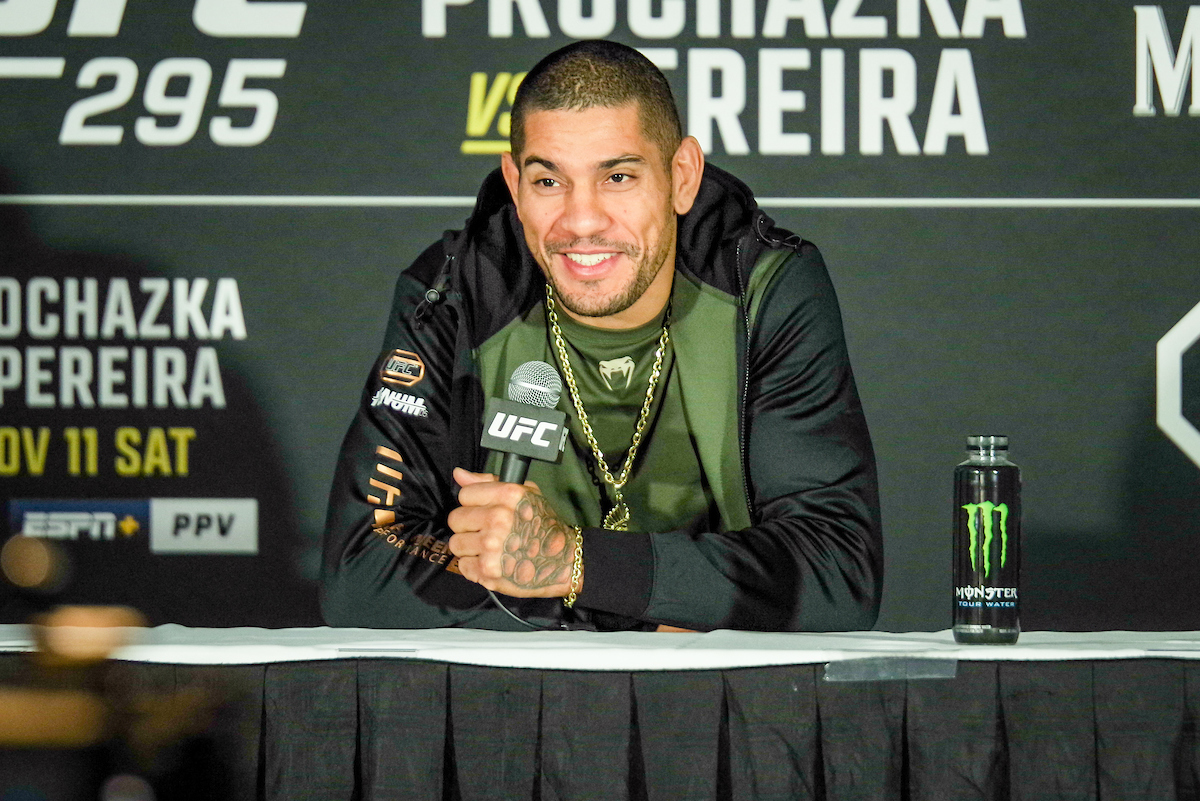 Alex Poatan sorri no media day do UFC 295.