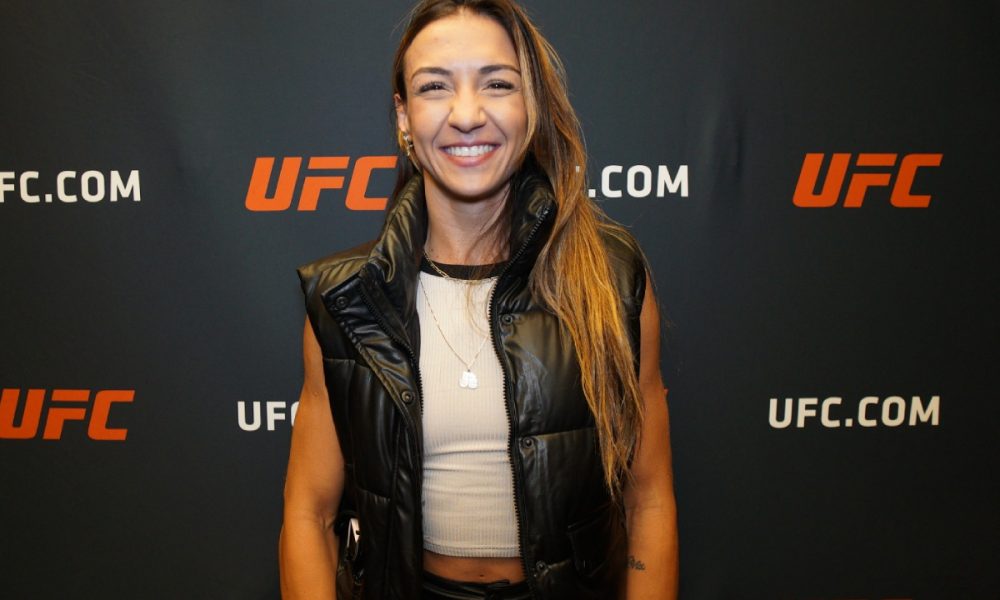 Amanda Ribas sorri para foto no media day do UFC Vegas.