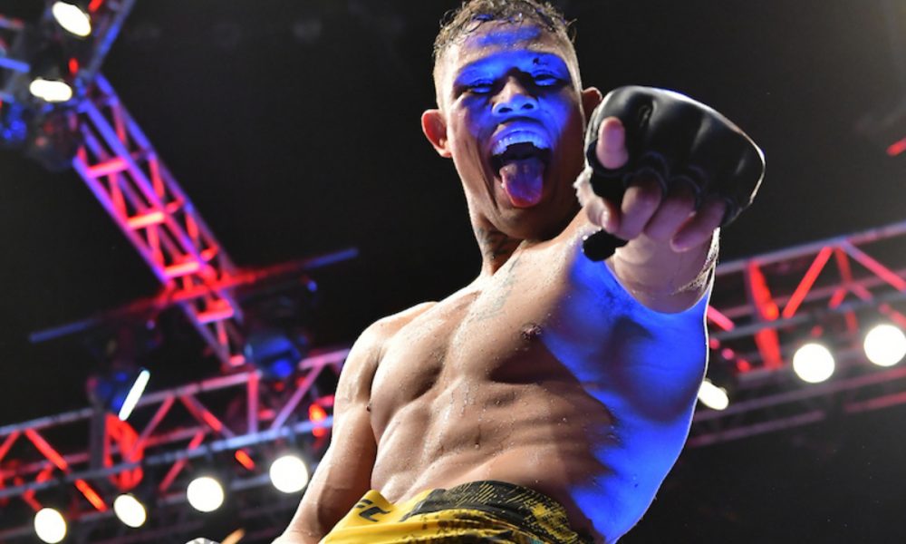 Caio Borralho comemora vitória sobre Abus Magomedov no UFC São Paulo.