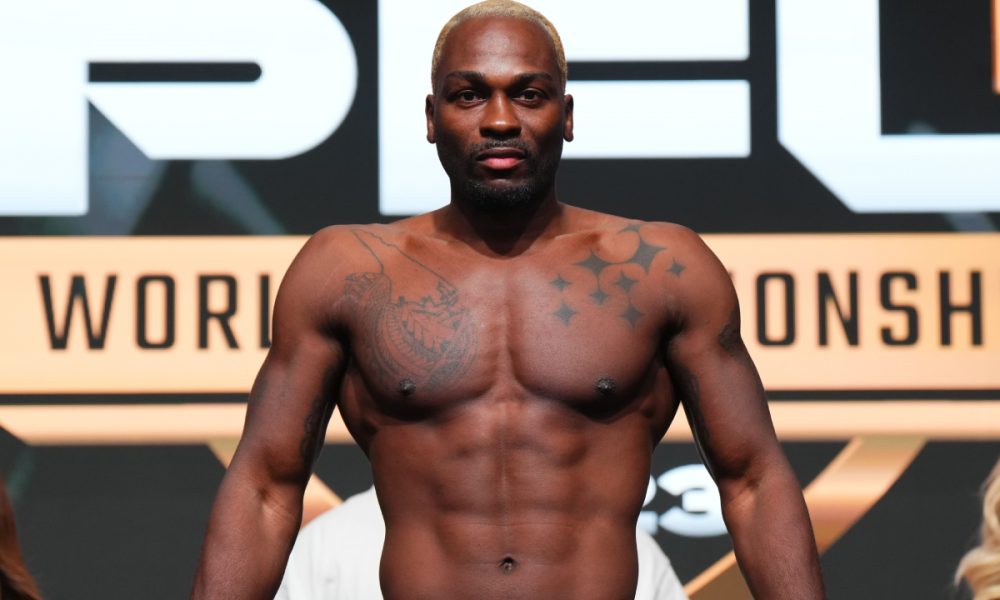 Derek Brunson na pesagem cerimonial antes de sua estreia na PFL.