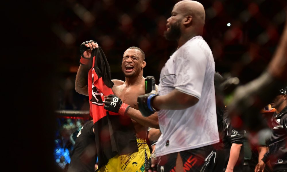 Jailton Malhadinho comemora com a bandeira do Vitória (BA) nas mãos.