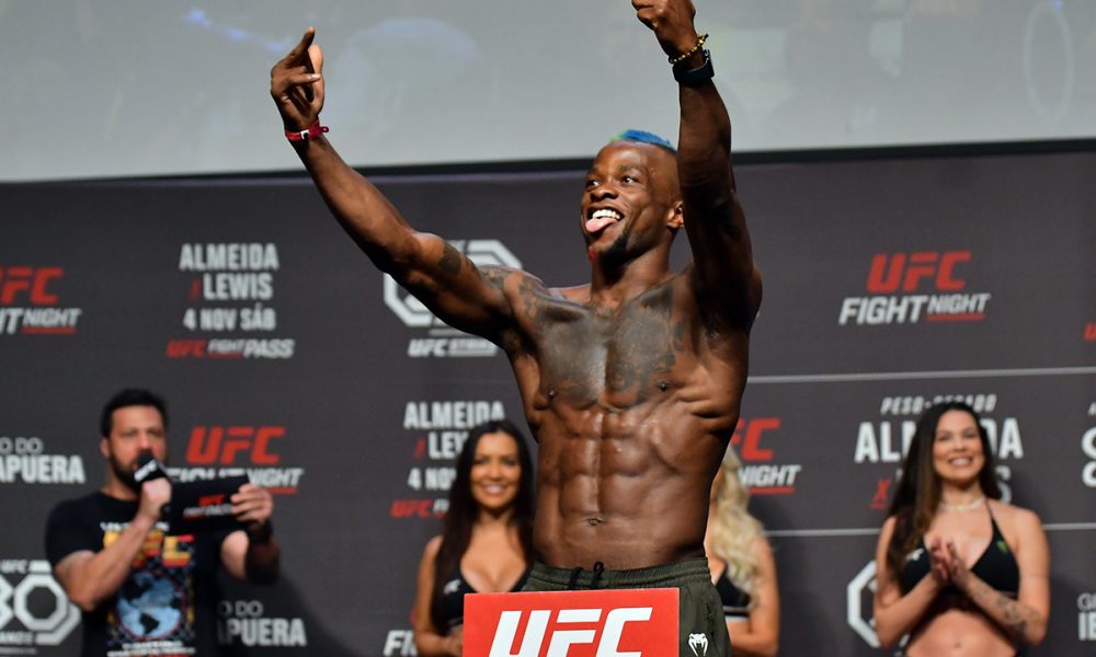 Marc Diakiese mostra o dedo do meio para a torcida brasileira na pesagem cerimonial do UFC SP