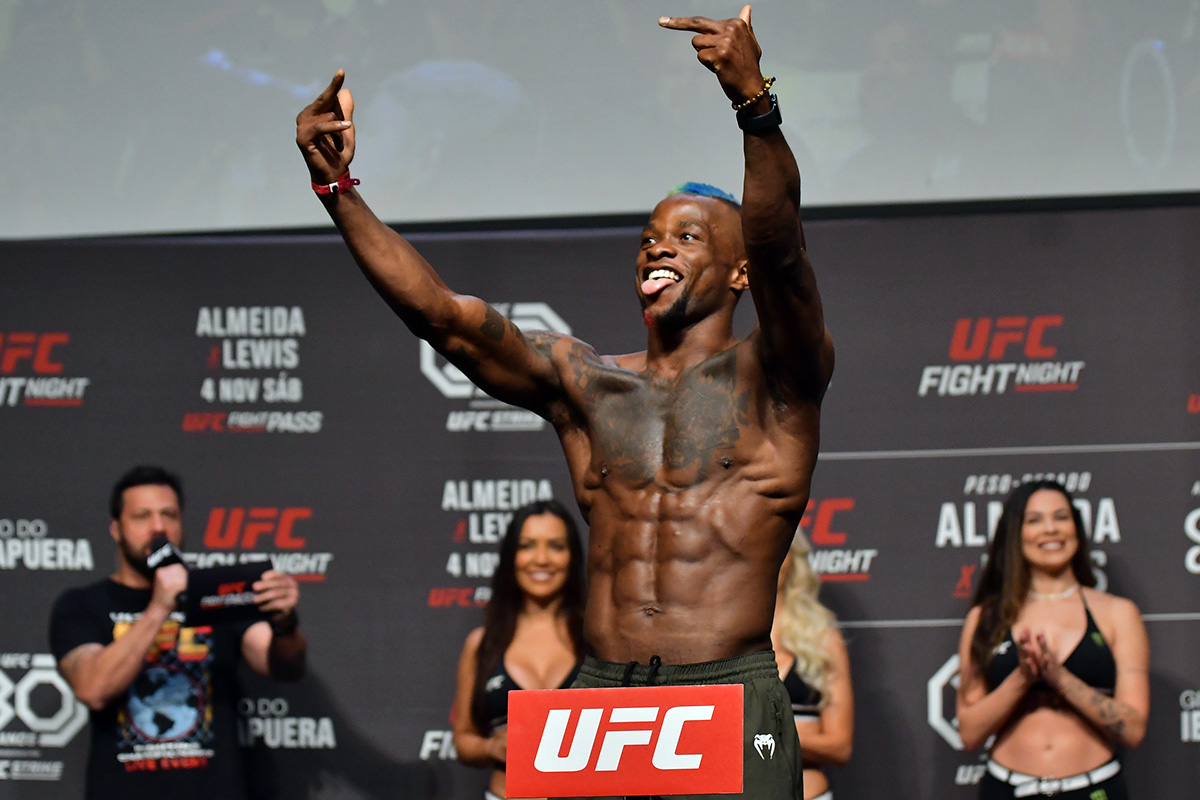 Marc Diakiese mostra o dedo do meio para a torcida brasileira na pesagem cerimonial do UFC SP