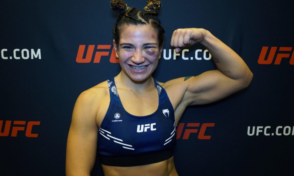 Com olho inchado, Ailin Perez posa para foto após luta no UFC Vegas 82