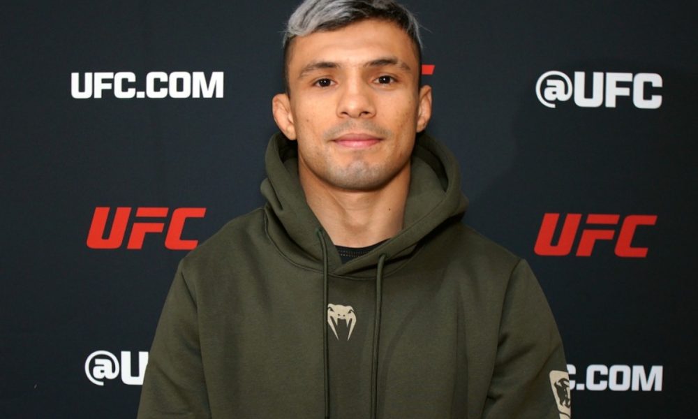 Alessandro Costa conversa com a imprensa antes do UFC 295