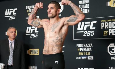 Alex Poatan posa para fotos após bater o peso para o UFC 295