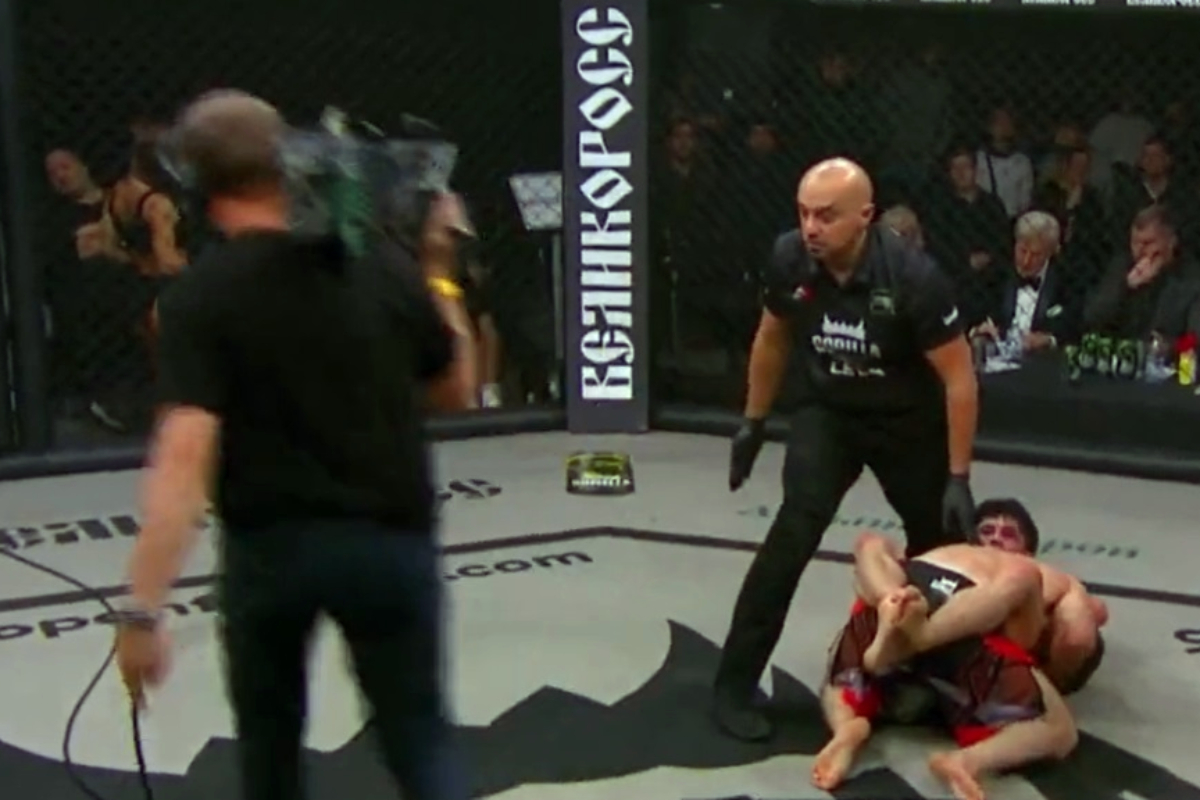 Árbitro interrompe luta para retirar cinegrafista preso no cage; veja