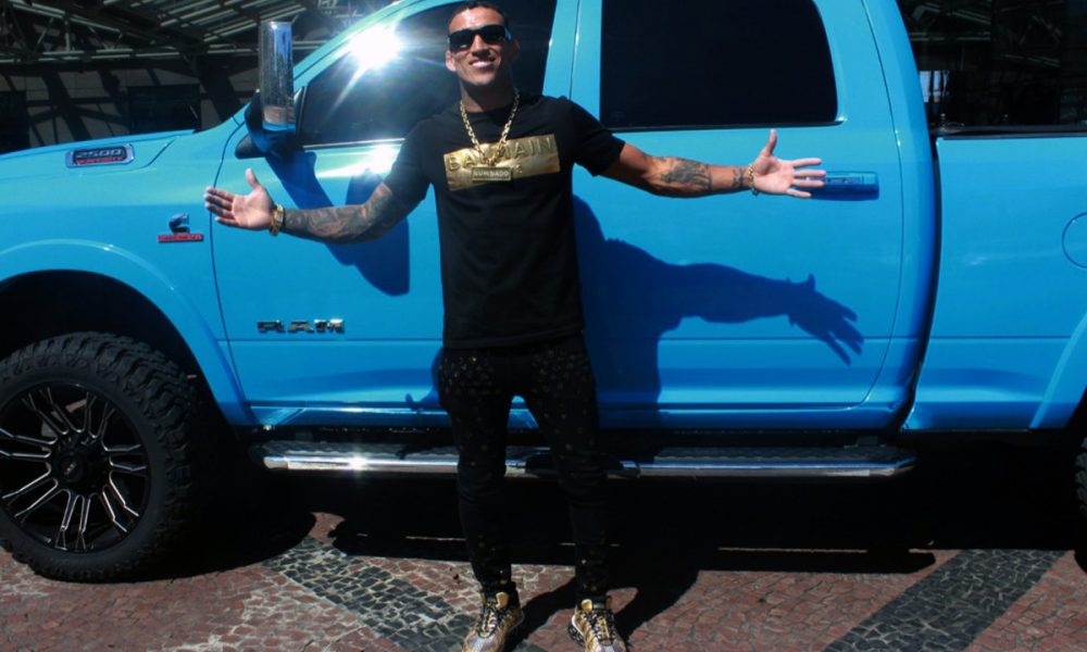 Charles do Bronx posa para fotos na frente da caminhonete personalizada
