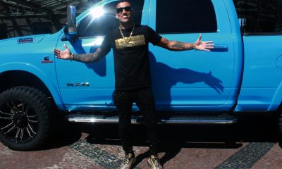 Charles do Bronx posa para fotos na frente da caminhonete personalizada