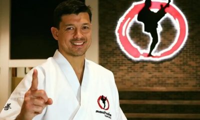 Chinzo Machida posa de kimono em sua academia