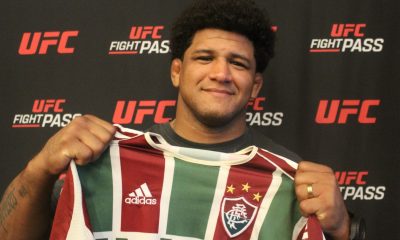 Gilbert Durinho posa com a camisa do Flu, seu clube de coração