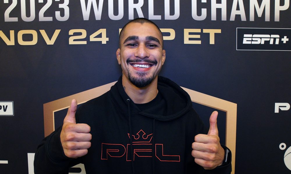 Gabriel Braga posa para fotos após dar entrevista antes da final da PFL 2023