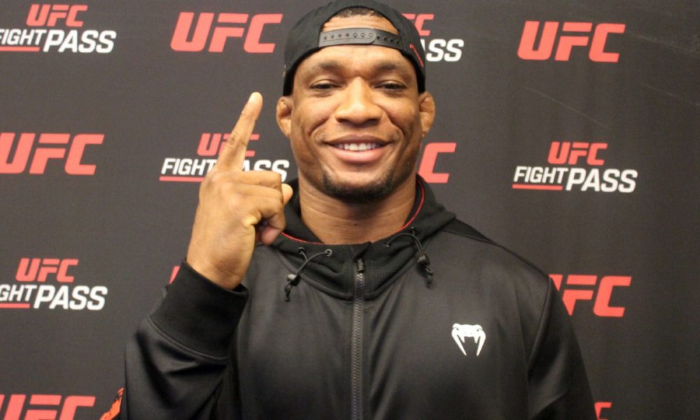 Jailton Malhadinho posa para fotos após dar entrevista para a Ag Fight