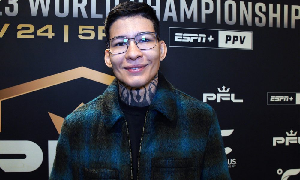 Larissa Pacheco posa para fotos após dar entrevista antes da final da PFL 2023