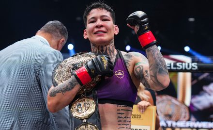 Larissa Pacheco posa para fotos após conquistar o título dos pesos-penas da PFL