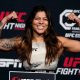 Mayra Sheetara Bueno posa para fotos após bater o peso para luta no UFC