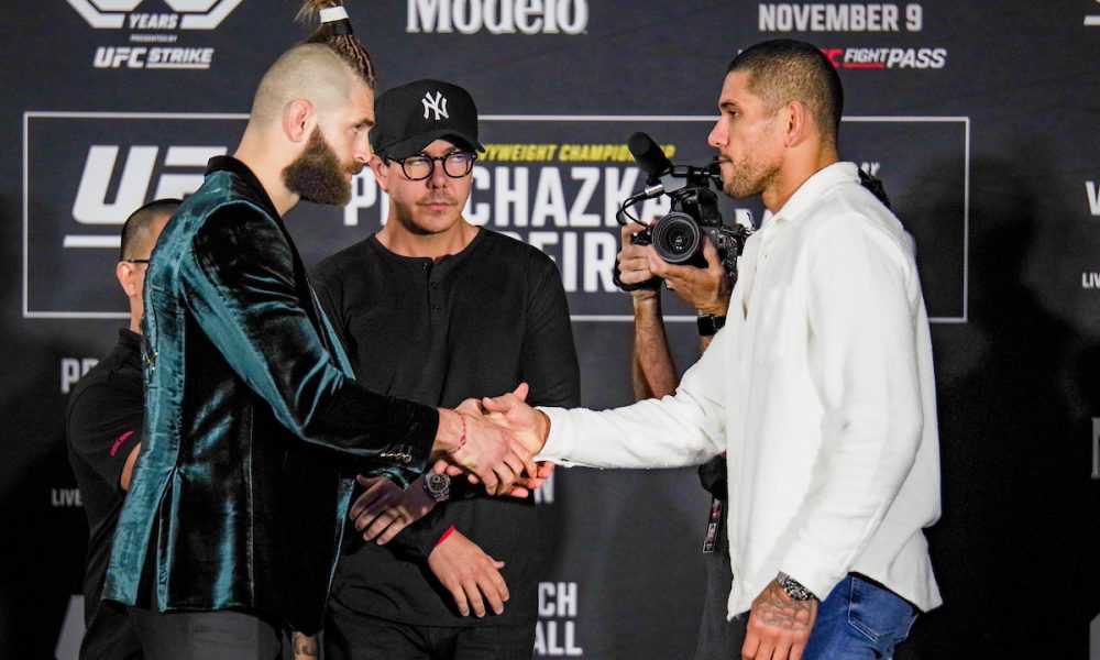 Prochazka e Poatan se cumprimentam na coletiva de imprensa do UFC 295