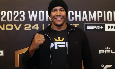 Renan Ferreira posa para fotos após dar entrevista antes da final da PFL 2023