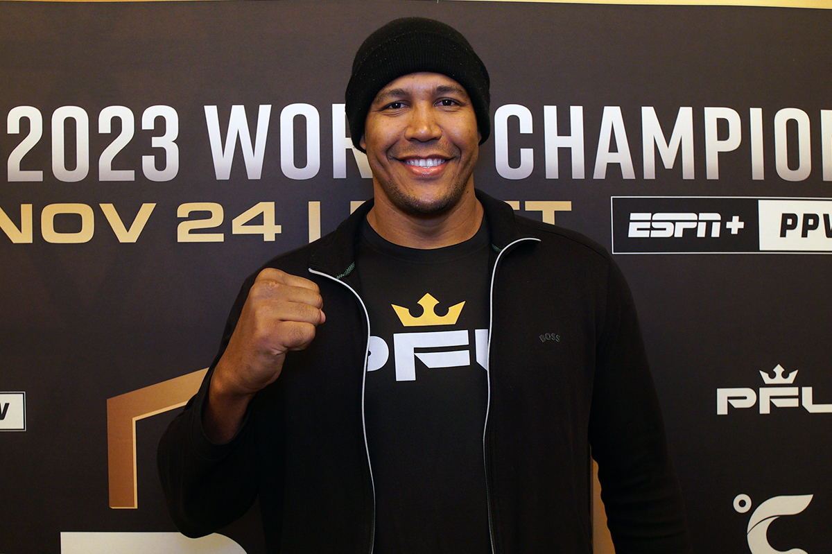 Renan Ferreira posa para fotos após dar entrevista antes da final da PFL 2023