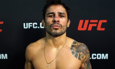Alexandre Pantoja posa para foto após defender seu título no UFC 296.