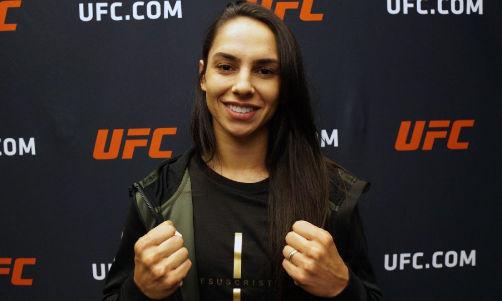 Ariane Lipski posa para foto no media day do UFC 296.