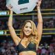 Brittney Palmer atua como ring girl no UFC 261.