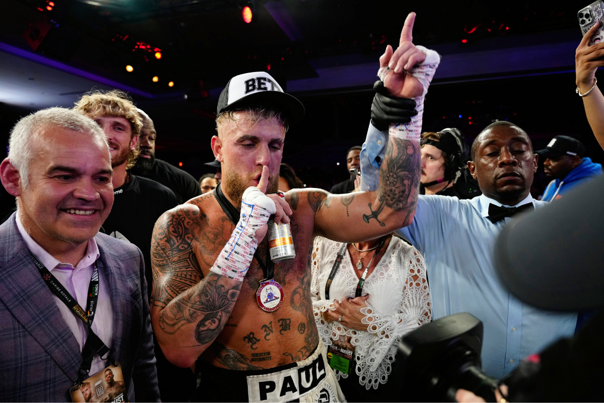 Jake Paul pede silêncio aos haters após nocautear no boxe.
